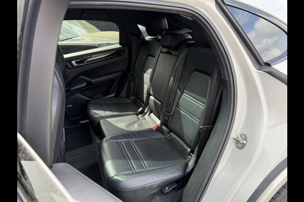 Porsche Cayenne Coupé 3.0 E-Hybrid | Sport Chrono | 360* Camera | Panoramadak | Luchtvering | Bose | DAB | Lane Assist | Privacy Glass |