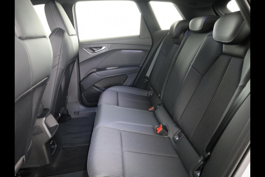 Audi Q4 e-tron 45 quattro S Edition Competition 82 kWh Ambient Light | Achteruitrijcamera | Apple Carplay | Zwart optiek pakket | Adaptive cruise control |