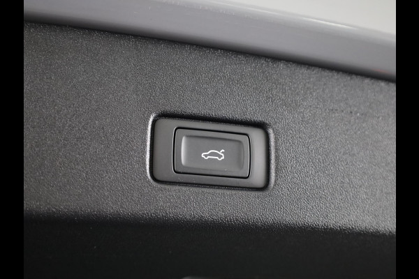 Audi Q4 e-tron 45 quattro S Edition Competition 82 kWh Ambient Light | Achteruitrijcamera | Apple Carplay | Zwart optiek pakket | Adaptive cruise control |