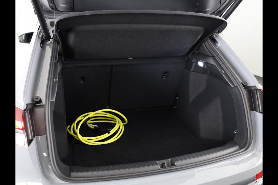 Audi Q4 e-tron 45 quattro S Edition Competition 82 kWh Ambient Light | Achteruitrijcamera | Apple Carplay | Zwart optiek pakket | Adaptive cruise control |