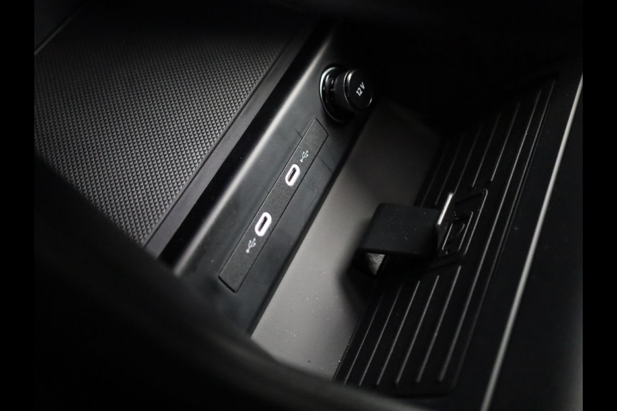 Audi Q4 e-tron 45 quattro S Edition Competition 82 kWh Ambient Light | Achteruitrijcamera | Apple Carplay | Zwart optiek pakket | Adaptive cruise control |