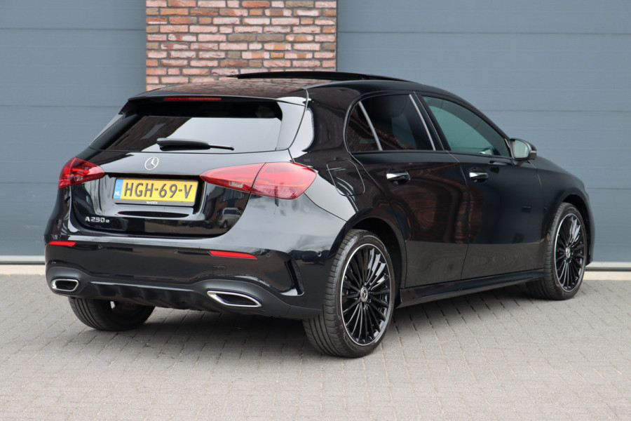 Mercedes-Benz A-Klasse 250 e AMG Line | Facelift | Panoramadak | Memory | HUD | Surround Camera | Advanced Sound System | Keyless Go | Leder | Verwarmd Stuurwiel | Nightpakket | Augemented Reality |