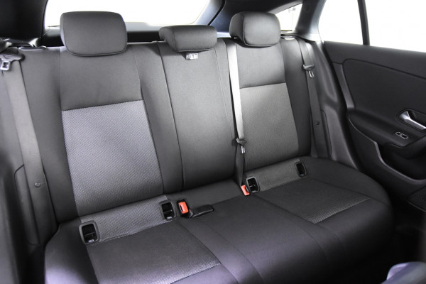 Mercedes-Benz CLA-Klasse 200 d Automaat *1ste Eigenaar*Navigatie*Trekhaak*Stoelverwarming*