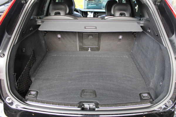 Volvo XC60 2.0 T8 Plug-in hybrid AWD Plus Black Edition Elek. Trekhaak | 360 Camera | Panorama dak | Getint glas