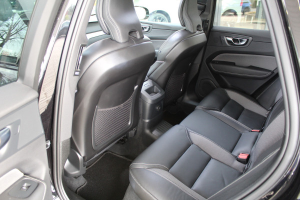 Volvo XC60 2.0 T8 Plug-in hybrid AWD Plus Black Edition Elek. Trekhaak | 360 Camera | Panorama dak | Getint glas