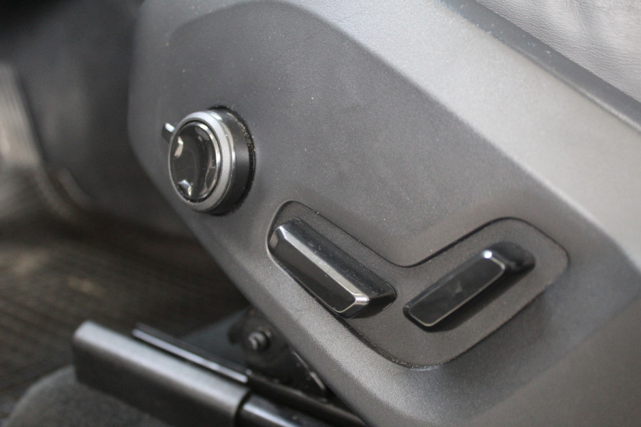 Volvo XC60 2.0 T8 Plug-in hybrid AWD Plus Black Edition Elek. Trekhaak | 360 Camera | Panorama dak | Getint glas