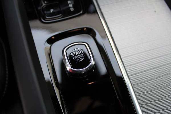 Volvo XC60 2.0 T8 Plug-in hybrid AWD Plus Black Edition Elek. Trekhaak | 360 Camera | Panorama dak | Getint glas