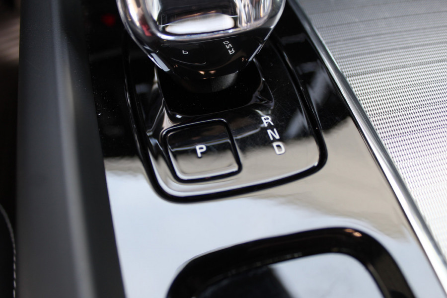 Volvo XC60 2.0 T8 Plug-in hybrid AWD Plus Black Edition Elek. Trekhaak | 360 Camera | Panorama dak | Getint glas