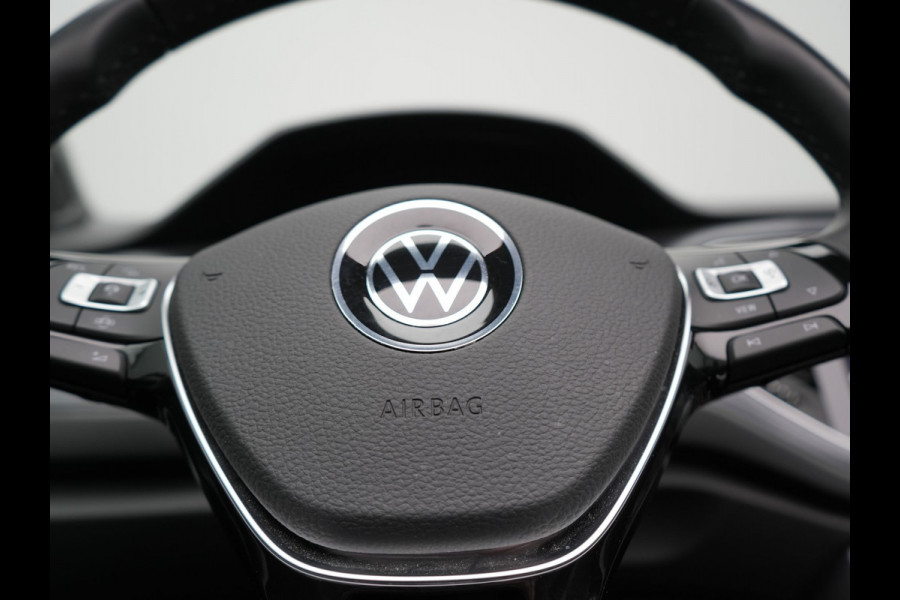 Volkswagen T-Roc Cabrio 1.5 TSI 2 x R-Line 150pk DSG Dealer O.H | Valcona Lederen Sportstoelen | Adaptive Cruise | Trekhaak Afn. | Beats Audio | IQ Drive | 19"L.M | Camera | Stuurverwarming |  Keyless | Matrix LED |