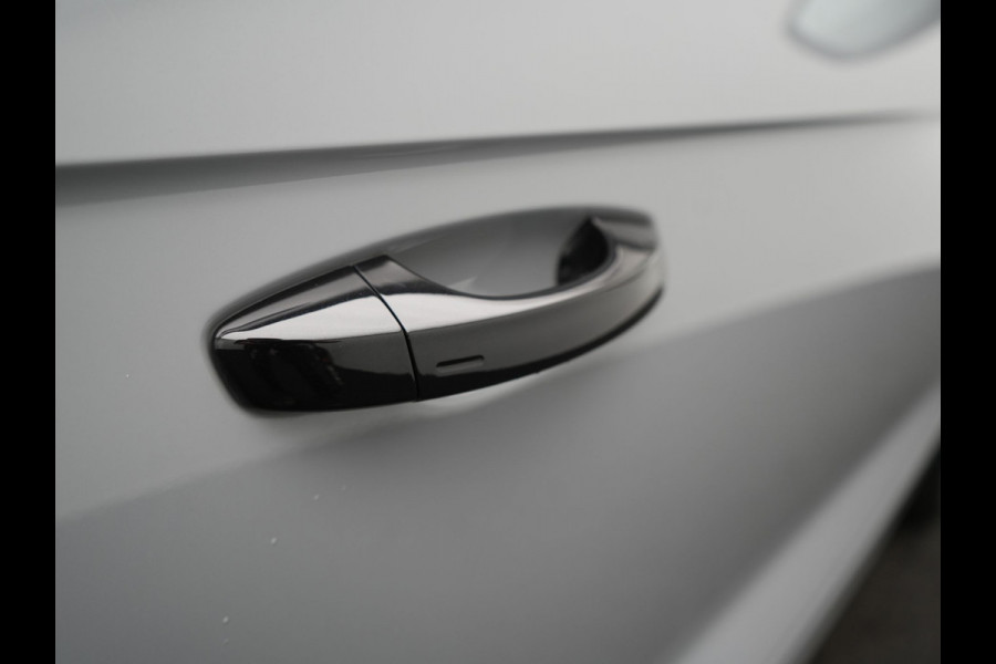 Volkswagen T-Roc Cabrio 1.5 TSI 2 x R-Line 150pk DSG Dealer O.H | Valcona Lederen Sportstoelen | Adaptive Cruise | Trekhaak Afn. | Beats Audio | IQ Drive | 19"L.M | Camera | Stuurverwarming |  Keyless | Matrix LED |