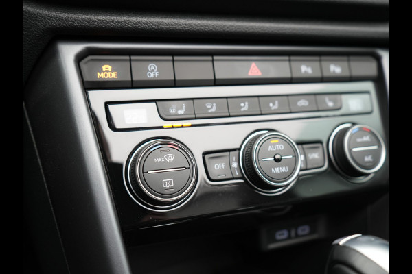 Volkswagen T-Roc Cabrio 1.5 TSI 2 x R-Line 150pk DSG Dealer O.H | Valcona Lederen Sportstoelen | Adaptive Cruise | Trekhaak Afn. | Beats Audio | IQ Drive | 19"L.M | Camera | Stuurverwarming |  Keyless | Matrix LED |