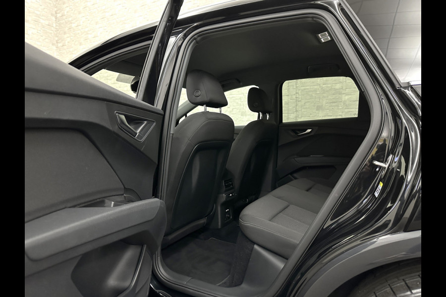 Audi Q4 e-tron 45 Quattro S-Line 77 kWh | ACC | Matrix-LED | Keyless-Entry | Standkachel | Carplay | Lane Assist | 3-Zone Clima | Stoelverwarming | Getint Glas | Autom. Parkeren | Virtual Cockpit |