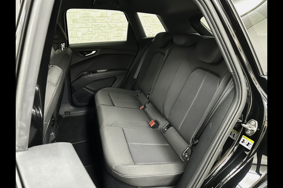 Audi Q4 e-tron 45 Quattro S-Line 77 kWh | ACC | Matrix-LED | Keyless-Entry | Standkachel | Carplay | Lane Assist | 3-Zone Clima | Stoelverwarming | Getint Glas | Autom. Parkeren | Virtual Cockpit |