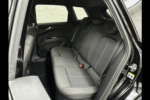 Audi Q4 e-tron 45 Quattro S-Line 77 kWh | ACC | Matrix-LED | Keyless-Entry | Standkachel | Carplay | Lane Assist | 3-Zone Clima | Stoelverwarming | Getint Glas | Autom. Parkeren | Virtual Cockpit |