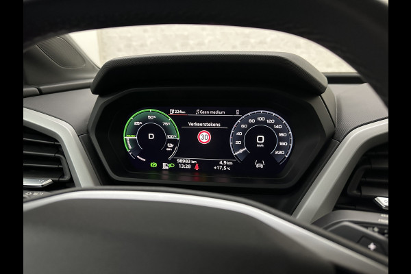 Audi Q4 e-tron 45 Quattro S-Line 77 kWh | ACC | Matrix-LED | Keyless-Entry | Standkachel | Carplay | Lane Assist | 3-Zone Clima | Stoelverwarming | Getint Glas | Autom. Parkeren | Virtual Cockpit |
