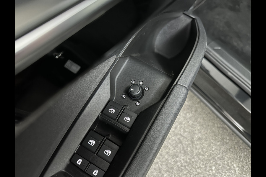 Audi Q4 e-tron 45 Quattro S-Line 77 kWh | ACC | Matrix-LED | Keyless-Entry | Standkachel | Carplay | Lane Assist | 3-Zone Clima | Stoelverwarming | Getint Glas | Autom. Parkeren | Virtual Cockpit |
