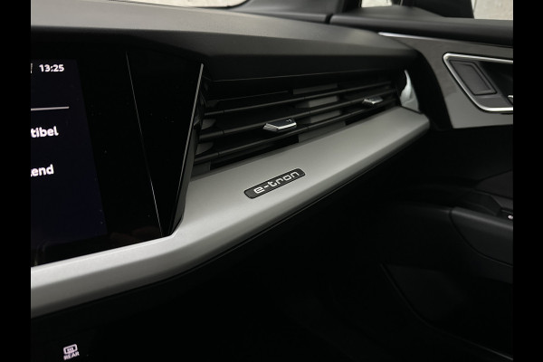 Audi Q4 e-tron 45 Quattro S-Line 77 kWh | ACC | Matrix-LED | Keyless-Entry | Standkachel | Carplay | Lane Assist | 3-Zone Clima | Stoelverwarming | Getint Glas | Autom. Parkeren | Virtual Cockpit |