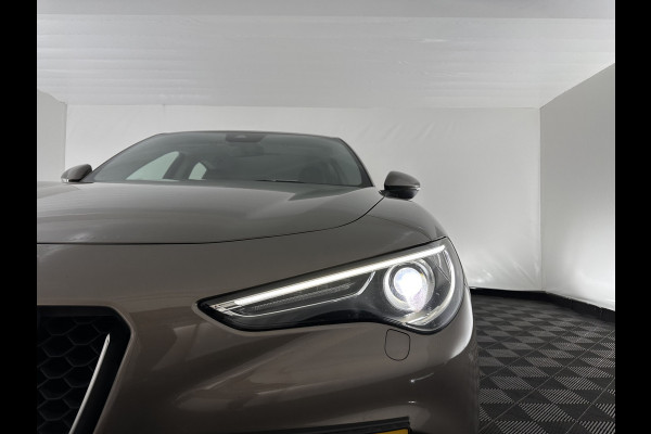 Alfa Romeo Stelvio 2.2d Super Aut. *LEATHER-FABRIC | BI-XENON | DAB+ | NAVI-FULLMAP | COMFORT-SEATS | ECC | CRUISE | PDC | 18"ALU*
