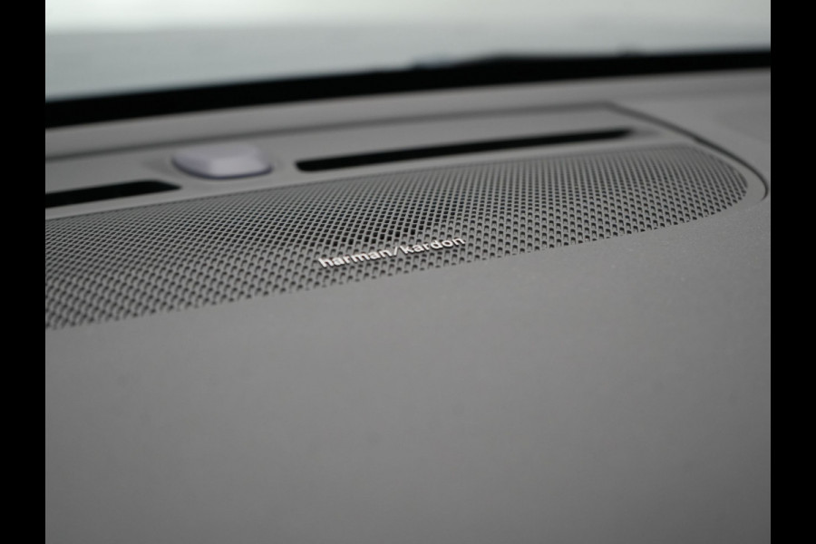Volvo XC40 T4 Recharge R-Design PHEV 211pk Dealer O.H. | Panodak | Adaptive Cruise | Camera | Harman / Kardon | Alcantara Sportstoelen Memory & Verwarmd | Keyless | Blis | Stuur Verwarmd | Apple Carplay | 19"L.M | Plug In Hybrid |