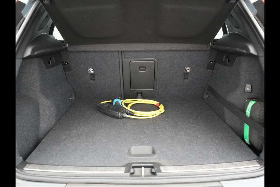 Volvo XC40 T4 Recharge R-Design PHEV 211pk Dealer O.H. | Panodak | Adaptive Cruise | Camera | Harman / Kardon | Alcantara Sportstoelen Memory & Verwarmd | Keyless | Blis | Stuur Verwarmd | Apple Carplay | 19"L.M | Plug In Hybrid |