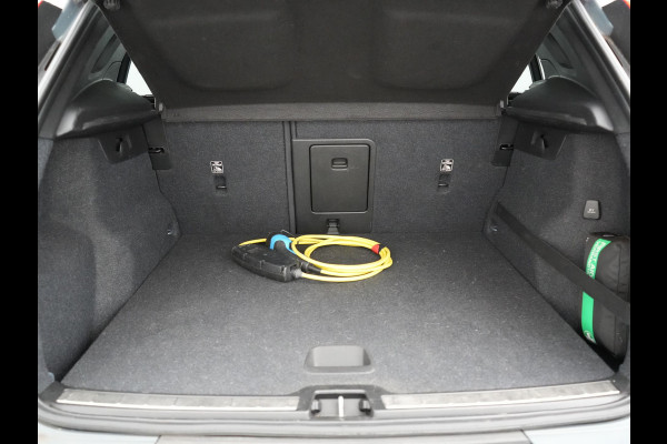 Volvo XC40 T4 Recharge R-Design PHEV 211pk Dealer O.H. | Panodak | Adaptive Cruise | Camera | Harman / Kardon | Alcantara Sportstoelen Memory & Verwarmd | Keyless | Blis | Stuur Verwarmd | Apple Carplay | 19"L.M | Plug In Hybrid |