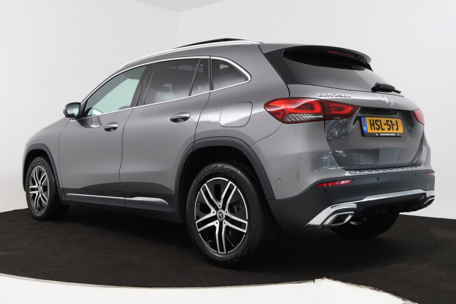 Mercedes-Benz GLA 250 e AMG Line (PANORAMADAK, SFEERVERLICHTING, STOELVERWARMING, ELEKTR STOELEN, CAMERA)