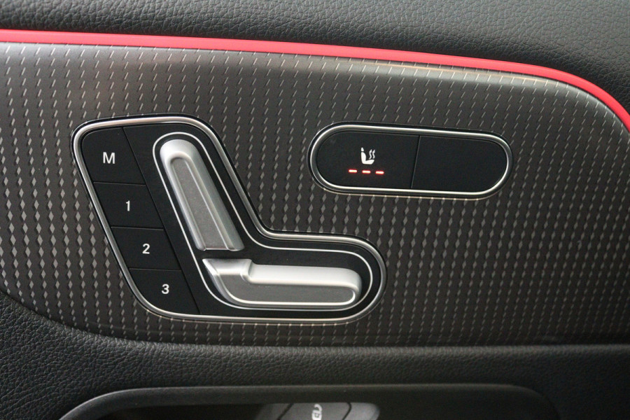 Mercedes-Benz GLA 250 e AMG Line (PANORAMADAK, SFEERVERLICHTING, STOELVERWARMING, ELEKTR STOELEN, CAMERA)