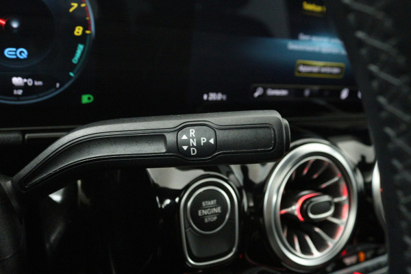 Mercedes-Benz GLA 250 e AMG Line (PANORAMADAK, SFEERVERLICHTING, STOELVERWARMING, ELEKTR STOELEN, CAMERA)