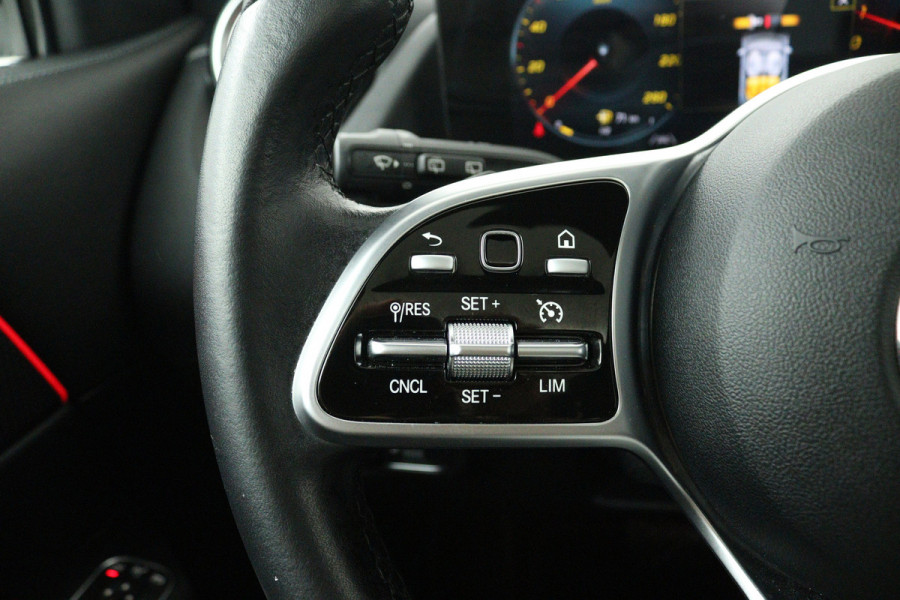 Mercedes-Benz GLA 250 e AMG Line (PANORAMADAK, SFEERVERLICHTING, STOELVERWARMING, ELEKTR STOELEN, CAMERA)