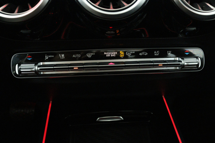 Mercedes-Benz GLA 250 e AMG Line (PANORAMADAK, SFEERVERLICHTING, STOELVERWARMING, ELEKTR STOELEN, CAMERA)