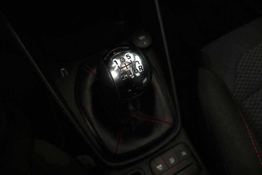 Ford Fiesta 1.0 EcoBoost ST-Line (PANORAMADAK, STOEL/STUUR VERWARMING, LANE-ASSIST, CRUISE CONTROL, NAVIGATIE, PARKEERSENSOREN)