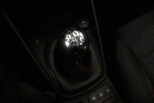 Ford Fiesta 1.0 EcoBoost ST-Line (PANORAMADAK, STOEL/STUUR VERWARMING, LANE-ASSIST, CRUISE CONTROL, NAVIGATIE, PARKEERSENSOREN)