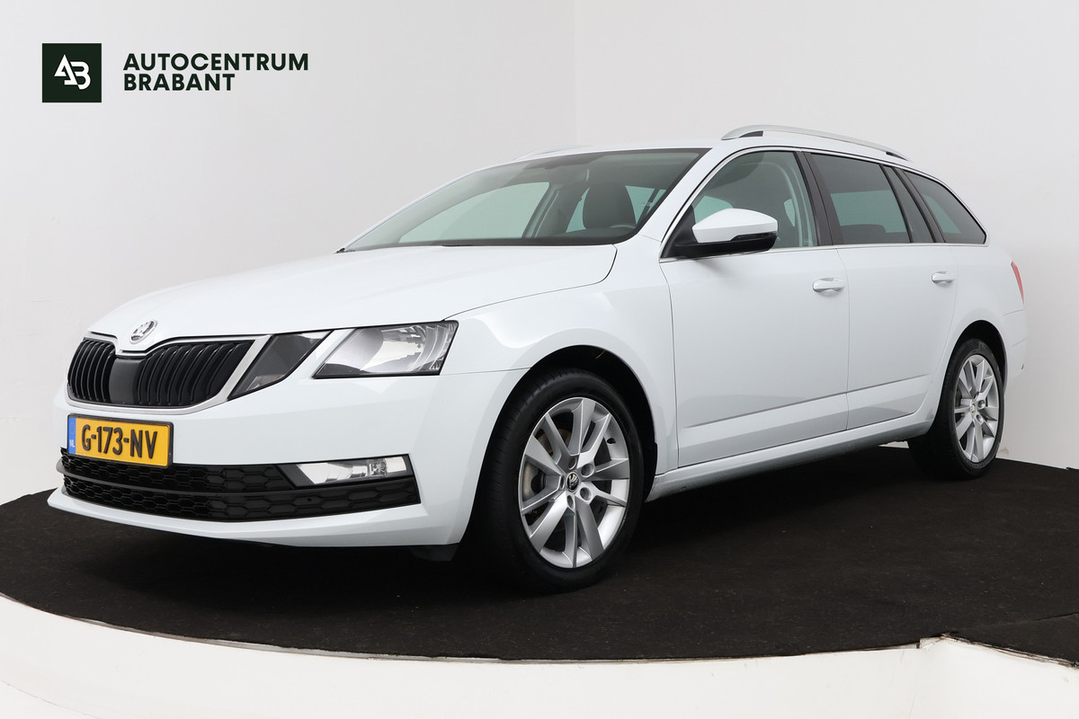 Škoda Octavia Combi 1.5 TSI Greentech Business Edition (STOELVERWARMING, AUTOMAAT, NAVIGATIE, CARPLAY, CRUISE, PARKEERSENSOREN)
