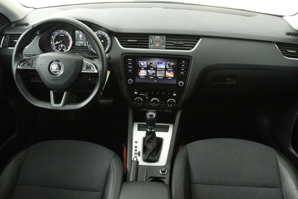 Škoda Octavia Combi 1.5 TSI Greentech Business Edition (STOELVERWARMING, AUTOMAAT, NAVIGATIE, CARPLAY, CRUISE, PARKEERSENSOREN)