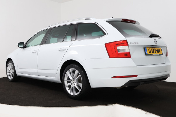 Škoda Octavia Combi 1.5 TSI Greentech Business Edition (STOELVERWARMING, AUTOMAAT, NAVIGATIE, CARPLAY, CRUISE, PARKEERSENSOREN)
