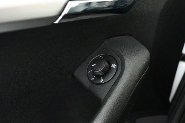 Škoda Octavia Combi 1.5 TSI Greentech Business Edition (STOELVERWARMING, AUTOMAAT, NAVIGATIE, CARPLAY, CRUISE, PARKEERSENSOREN)