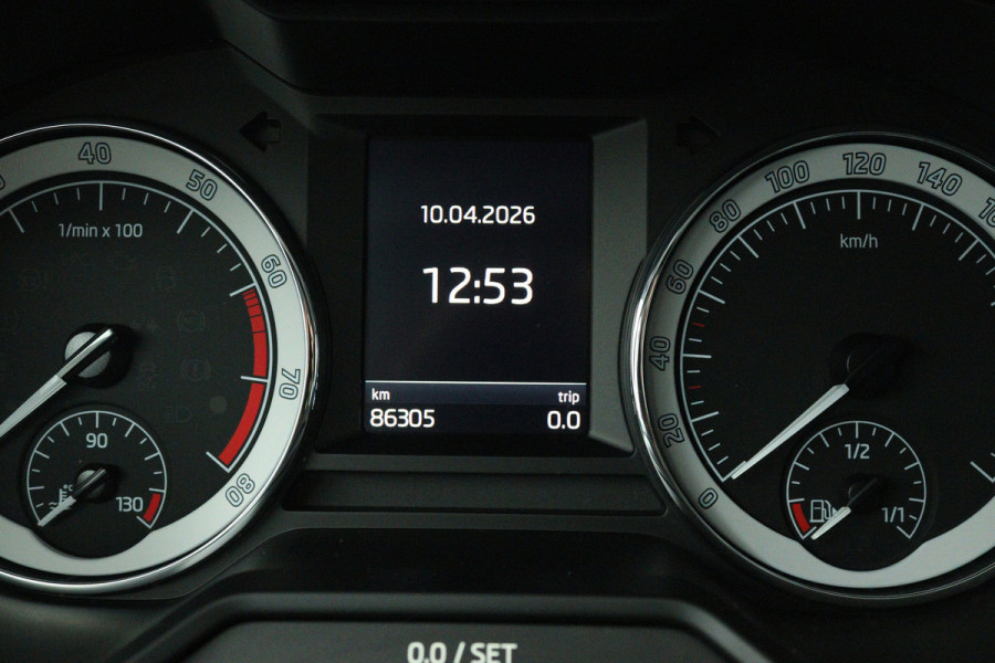 Škoda Octavia Combi 1.5 TSI Greentech Business Edition (STOELVERWARMING, AUTOMAAT, NAVIGATIE, CARPLAY, CRUISE, PARKEERSENSOREN)