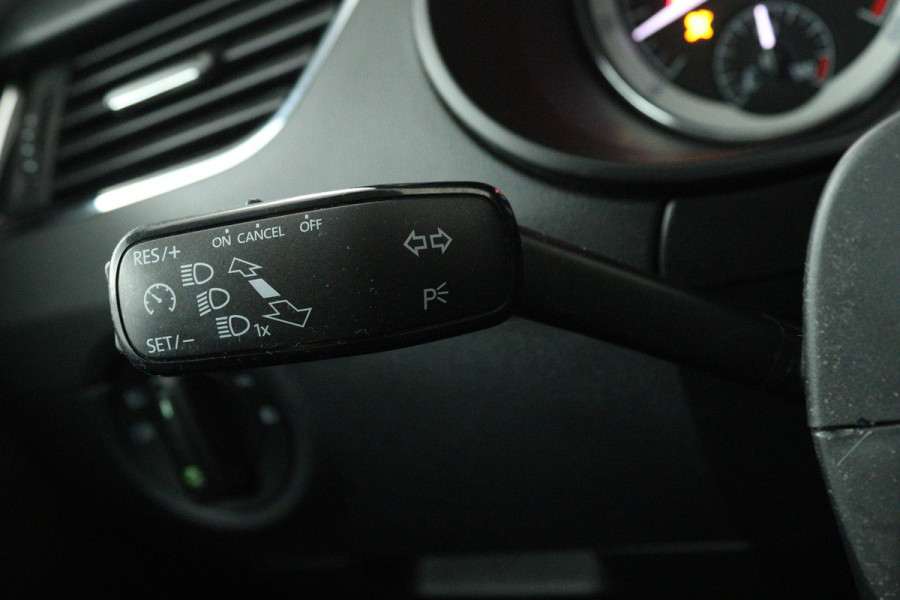 Škoda Octavia Combi 1.5 TSI Greentech Business Edition (STOELVERWARMING, AUTOMAAT, NAVIGATIE, CARPLAY, CRUISE, PARKEERSENSOREN)