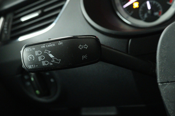 Škoda Octavia Combi 1.5 TSI Greentech Business Edition (STOELVERWARMING, AUTOMAAT, NAVIGATIE, CARPLAY, CRUISE, PARKEERSENSOREN)