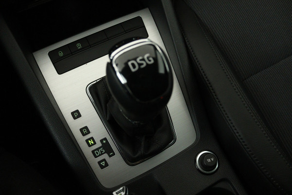 Škoda Octavia Combi 1.5 TSI Greentech Business Edition (STOELVERWARMING, AUTOMAAT, NAVIGATIE, CARPLAY, CRUISE, PARKEERSENSOREN)