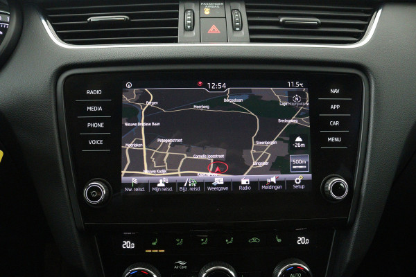 Škoda Octavia Combi 1.5 TSI Greentech Business Edition (STOELVERWARMING, AUTOMAAT, NAVIGATIE, CARPLAY, CRUISE, PARKEERSENSOREN)
