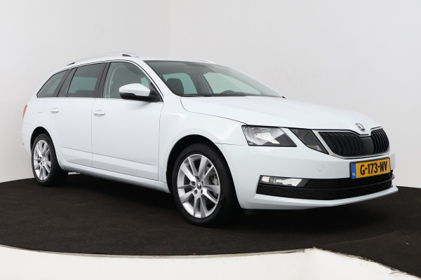 Škoda Octavia Combi 1.5 TSI Greentech Business Edition (STOELVERWARMING, AUTOMAAT, NAVIGATIE, CARPLAY, CRUISE, PARKEERSENSOREN)