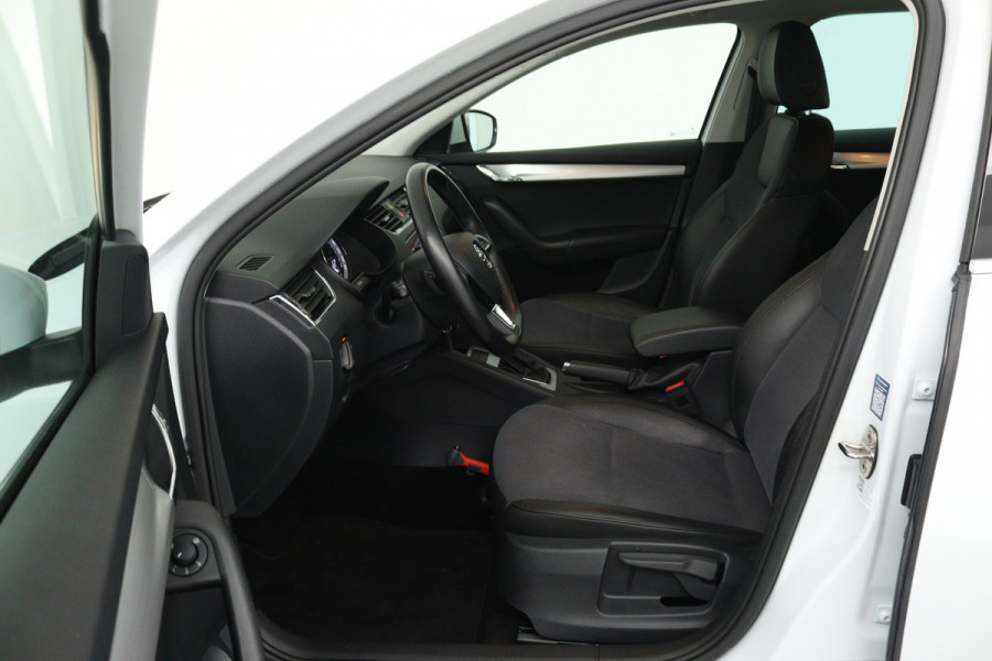 Škoda Octavia Combi 1.5 TSI Greentech Business Edition (STOELVERWARMING, AUTOMAAT, NAVIGATIE, CARPLAY, CRUISE, PARKEERSENSOREN)