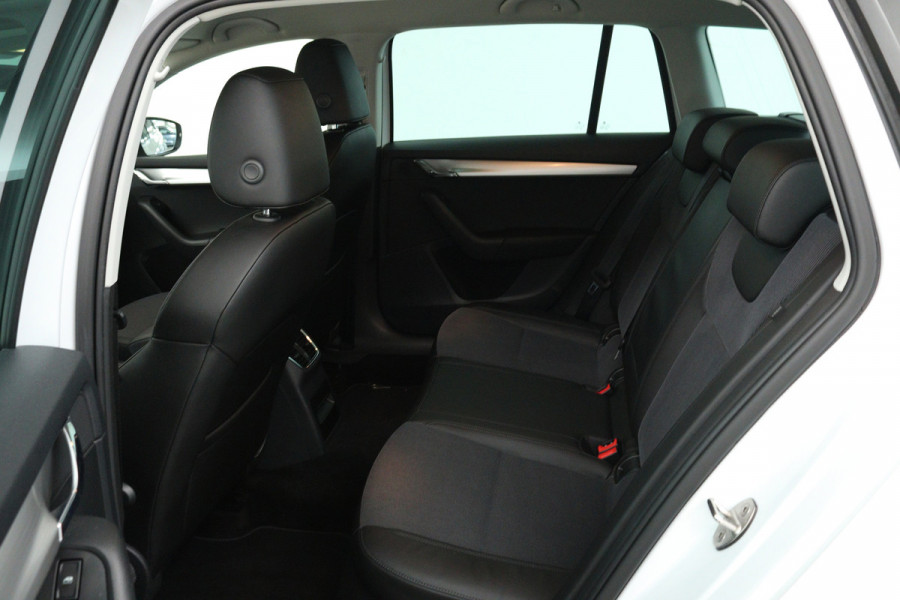 Škoda Octavia Combi 1.5 TSI Greentech Business Edition (STOELVERWARMING, AUTOMAAT, NAVIGATIE, CARPLAY, CRUISE, PARKEERSENSOREN)