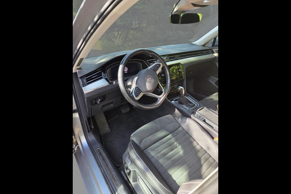 Volkswagen Passat 1.5 TSI R-Line Business + 150pk Adaptieve Cruise | Elektrische Achterklep | Stoelverwarming