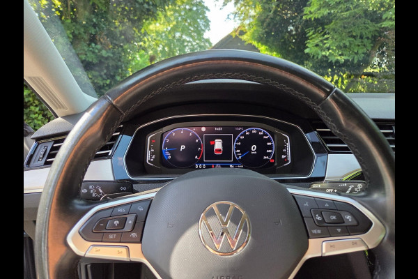 Volkswagen Passat 1.5 TSI R-Line Business + 150pk Adaptieve Cruise | Elektrische Achterklep | Stoelverwarming