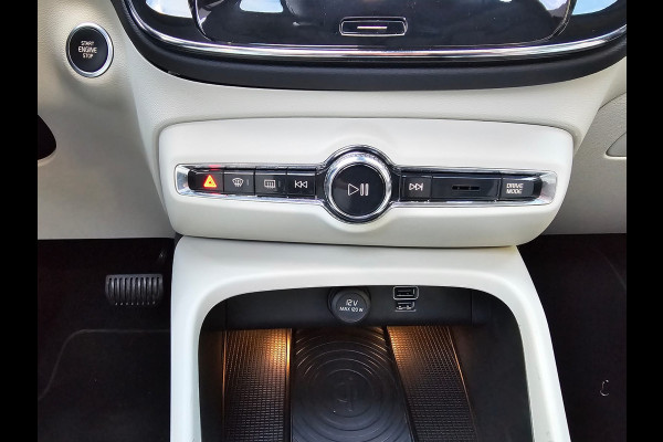 Volvo XC40 2.0 T5 AWD R-Design Intro Edition | Pano | Trekhaak | Leder | Stuur - & stoelverwarming | Blis | App-connect | Elektr. verstelbare stoelen | Elek. achterklep | 360 camera |