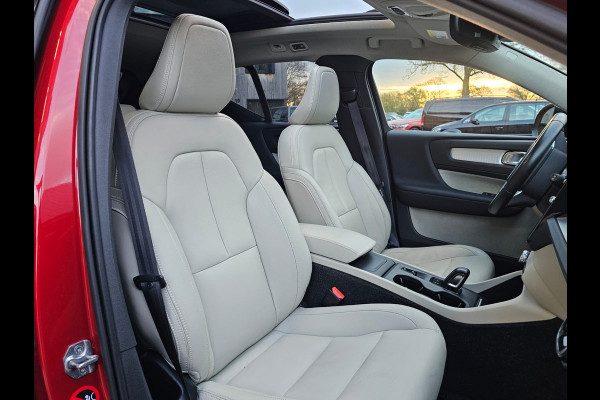 Volvo XC40 2.0 T5 AWD R-Design Intro Edition | Pano | Trekhaak | Leder | Stuur - & stoelverwarming | Blis | App-connect | Elektr. verstelbare stoelen | Elek. achterklep | 360 camera |