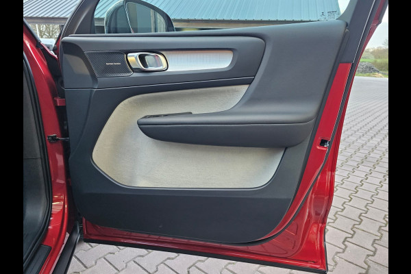 Volvo XC40 2.0 T5 AWD R-Design Intro Edition | Pano | Trekhaak | Leder | Stuur - & stoelverwarming | Blis | App-connect | Elektr. verstelbare stoelen | Elek. achterklep | 360 camera |