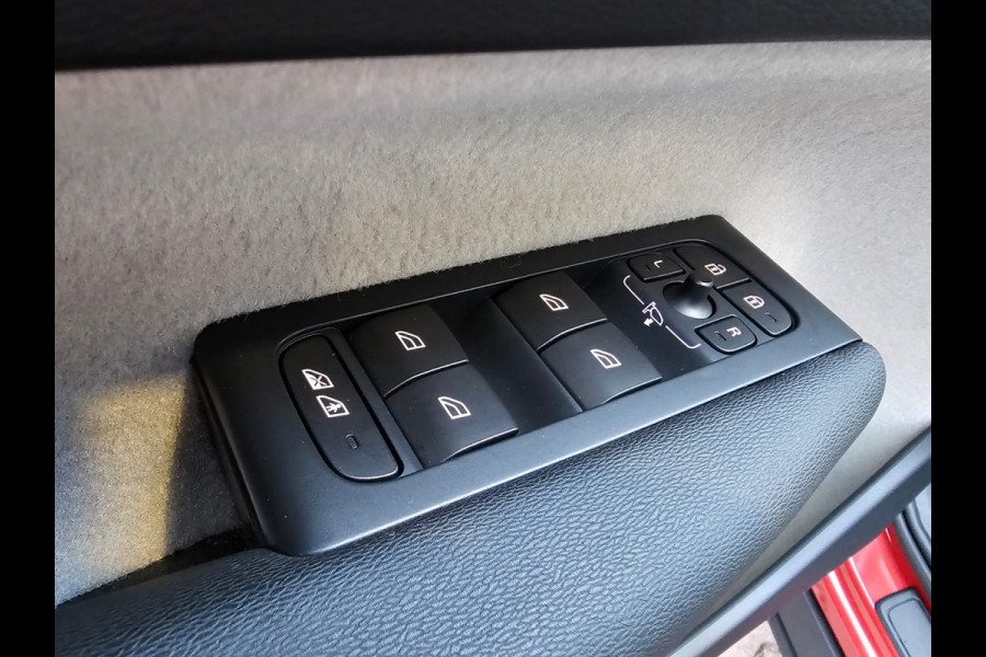 Volvo XC40 2.0 T5 AWD R-Design Intro Edition | Pano | Trekhaak | Leder | Stuur - & stoelverwarming | Blis | App-connect | Elektr. verstelbare stoelen | Elek. achterklep | 360 camera |